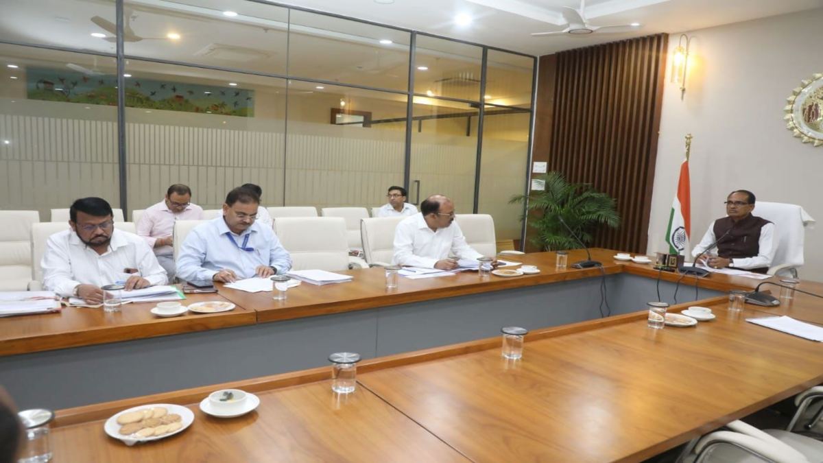 सिंचाई परियोजना की समीक्षा बैठक: CM शिवराज ने काम की गति धीमी होने पर जताई नाराजगी, कहा- समय पर कार्य पूरा न करने वालों के खिलाफ उठाएंगे सख्त कदम