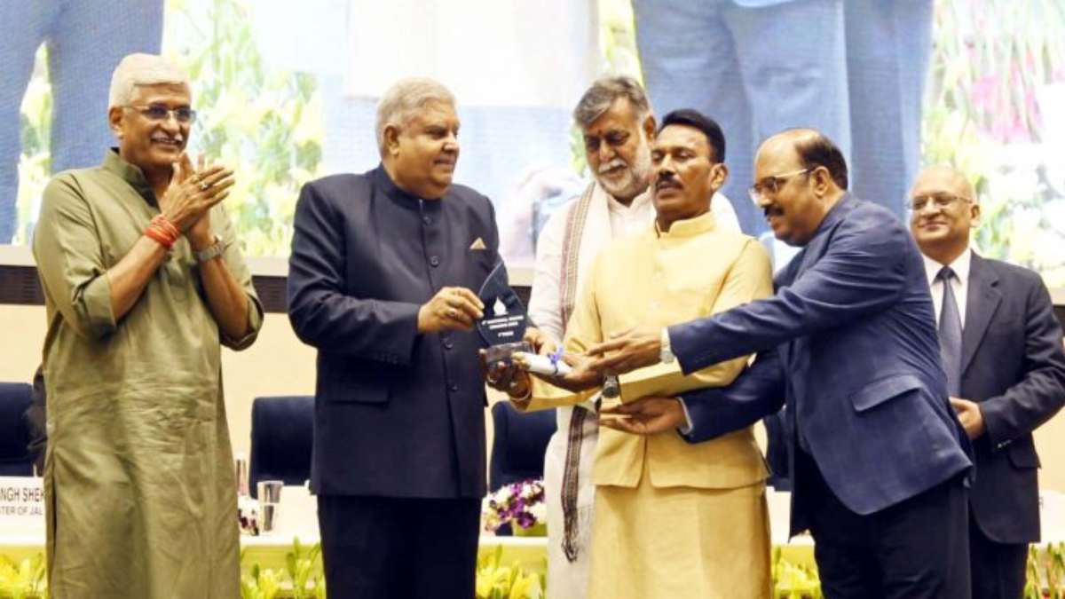 मप्र को सर्वश्रेष्ठ राज्य श्रेणी का मिला प्रथम राष्ट्रीय जल पुरस्कार: उप राष्ट्रपति के हाथों मंत्री और अपर सचिव ने लिया पुरस्कार