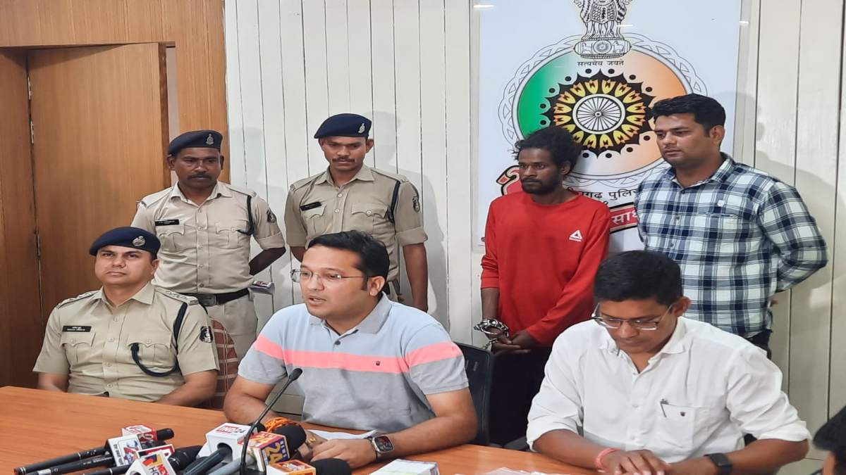 CG CRIME : पूर्व अधिकारी के घर में हुई चोरी का खुलासा, अंतर्राज्यीय शातिर चोर गिरफ्तार, 16 लाख के जेवरात समेत नगदी जब्त