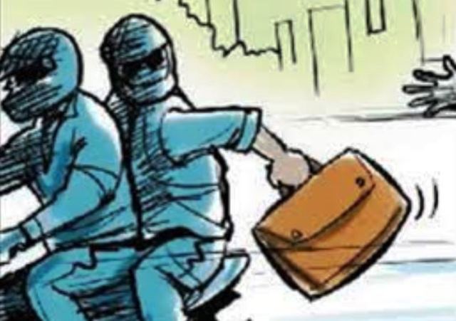 इंदौर में दिनदहाड़े बुजुर्ग के साथ लाखों की लूटः बैग छीनकर भागे बदमाश, पुलिस खंगाल रही CCTV फुटेज