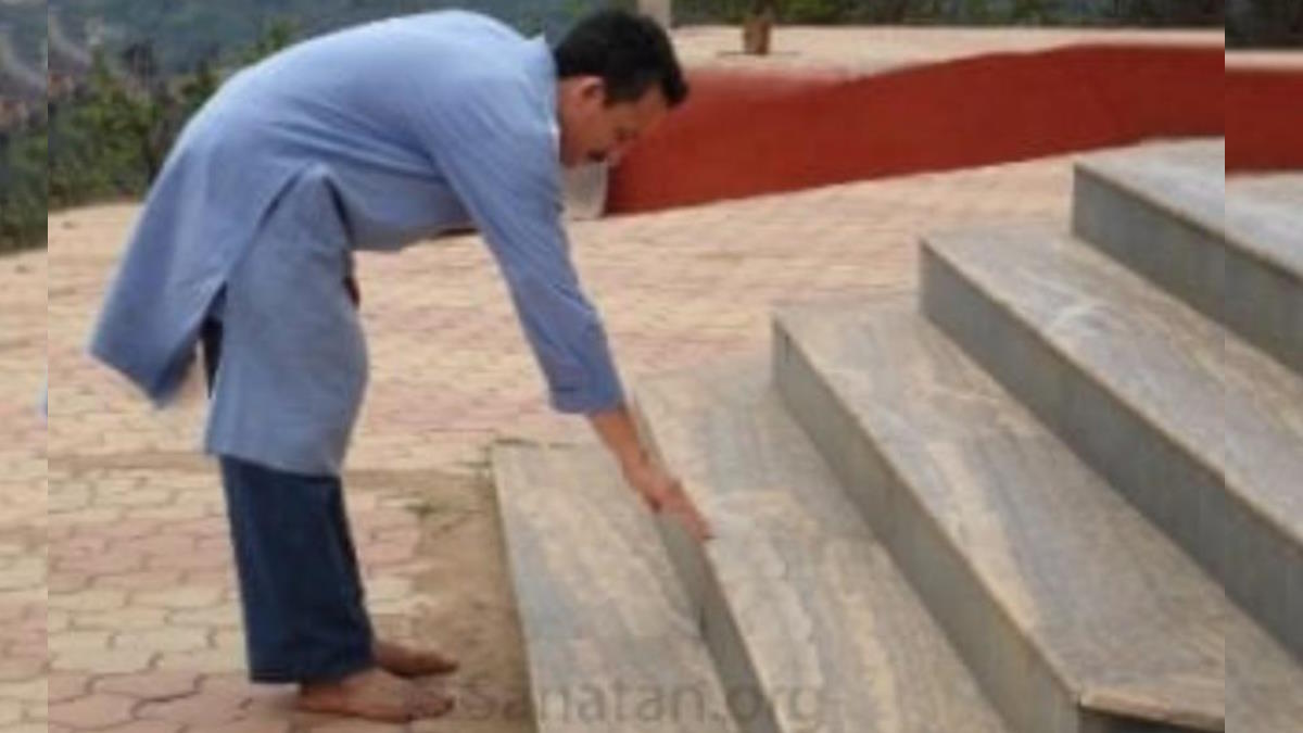क्या आपको पता है… क्यों टेकते हैं मंदिर में प्रवेश से पहले सीढ़ियों पर लोग माथा?