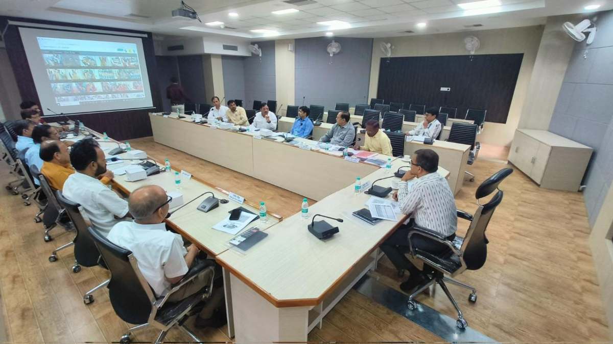 MP चुनाव की तैयारियां तेज: मुख्य निर्वाचन पदाधिकारी ने राजनीतिक दलों के साथ की बैठक, युवाओं का नाम जुड़वाने की सहयोग की अपील