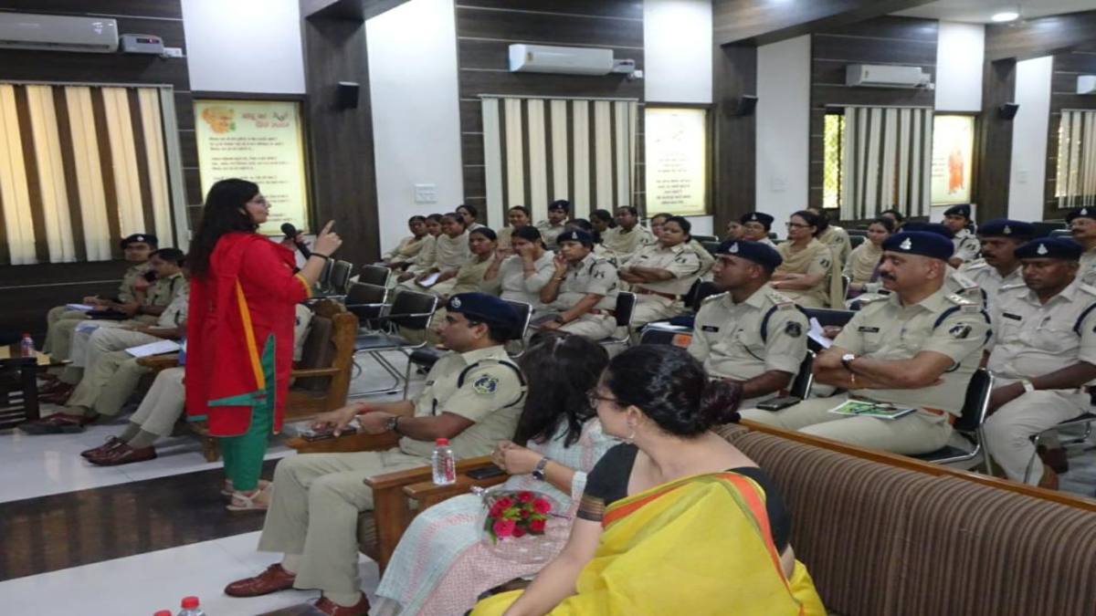 बच्चों को अपराध और नशे की लत से बाहर कर मुख्यधारा में लाने के लिए संस्था और पुलिस मिलकर करेगी काम