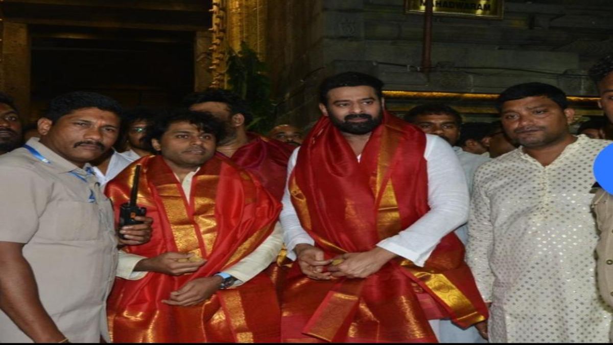 प्रभास पहुंचे बालाजी मंदिर, आदिपुरुष की सफलता के लिए मांगा आशीर्वाद