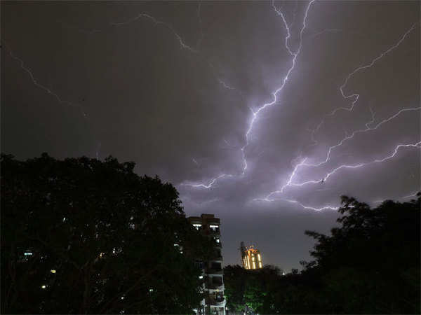 Punjab Weather : तेज़ आंधी तूफ़ान के साथ-साथ कई इलाकों में बारिश, दोपहर में राज्य में भूकंप के झटके