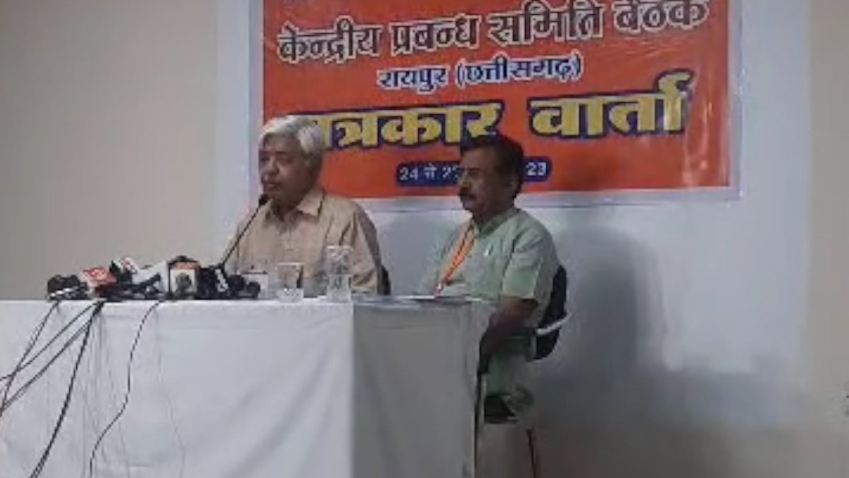 विहिप कार्यकारी अध्यक्ष आलोक कुमार की नसीहत, ‘इस धोखे में न रहें कि बजरंग दल पर बैन लगाने की बात कहकर यहां भी बना लेंगे सरकार…’