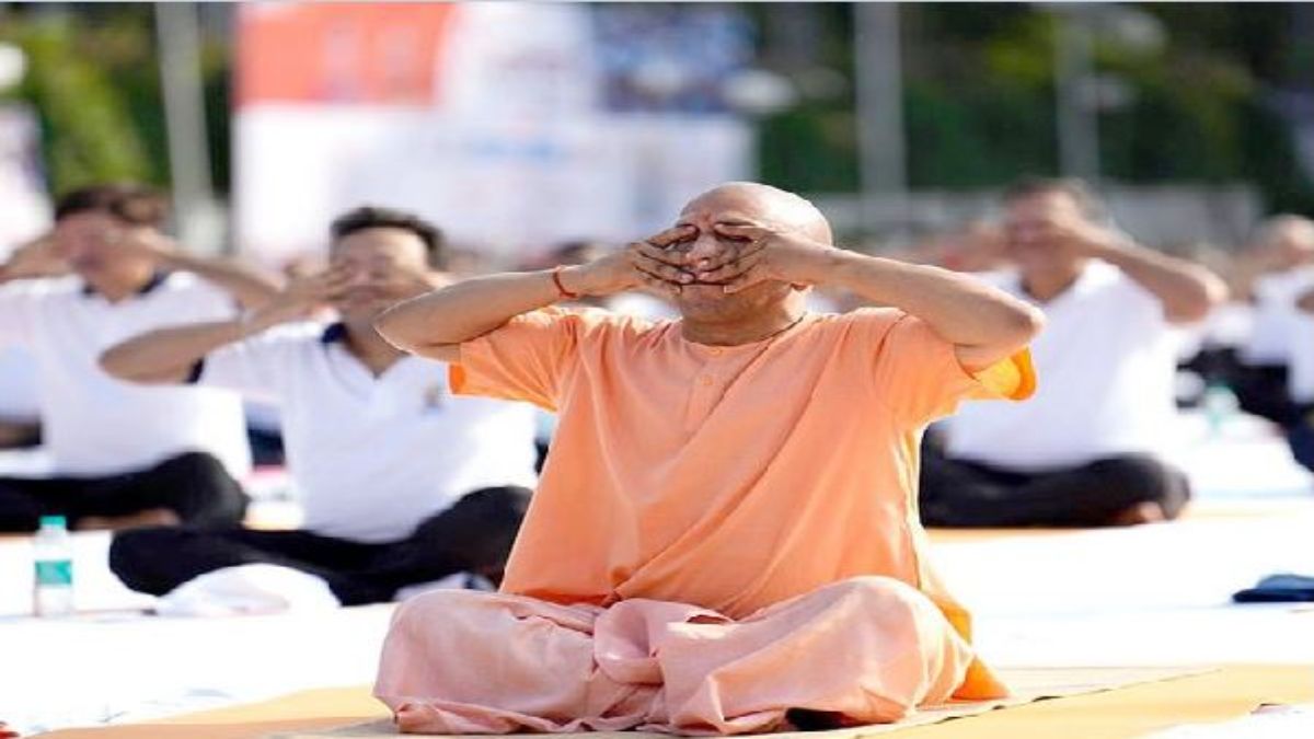 योग दिवस पर CM योगी ने किया योगाभ्यास, कहा- योग विश्व कल्याण का एक माध्यम है