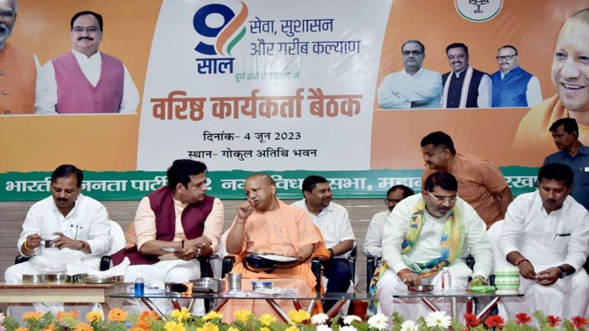 बैठक में खुद अपना टिफिन लेकर आए CM योगी, मंच पर ही किया भोजन