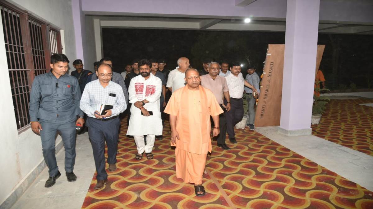 दो दिवसीय दौरे पर काशी पहुंचे CM योगी, बाबा विश्वनाथ धाम में लगाई हाजिरी