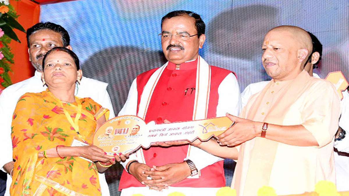 CM योगी ने अतीक अहमद के कब्जे से मुक्त कराई जमीन पर बने अपार्टमेंट्स की लाभार्थियों को सौंपी चाबी