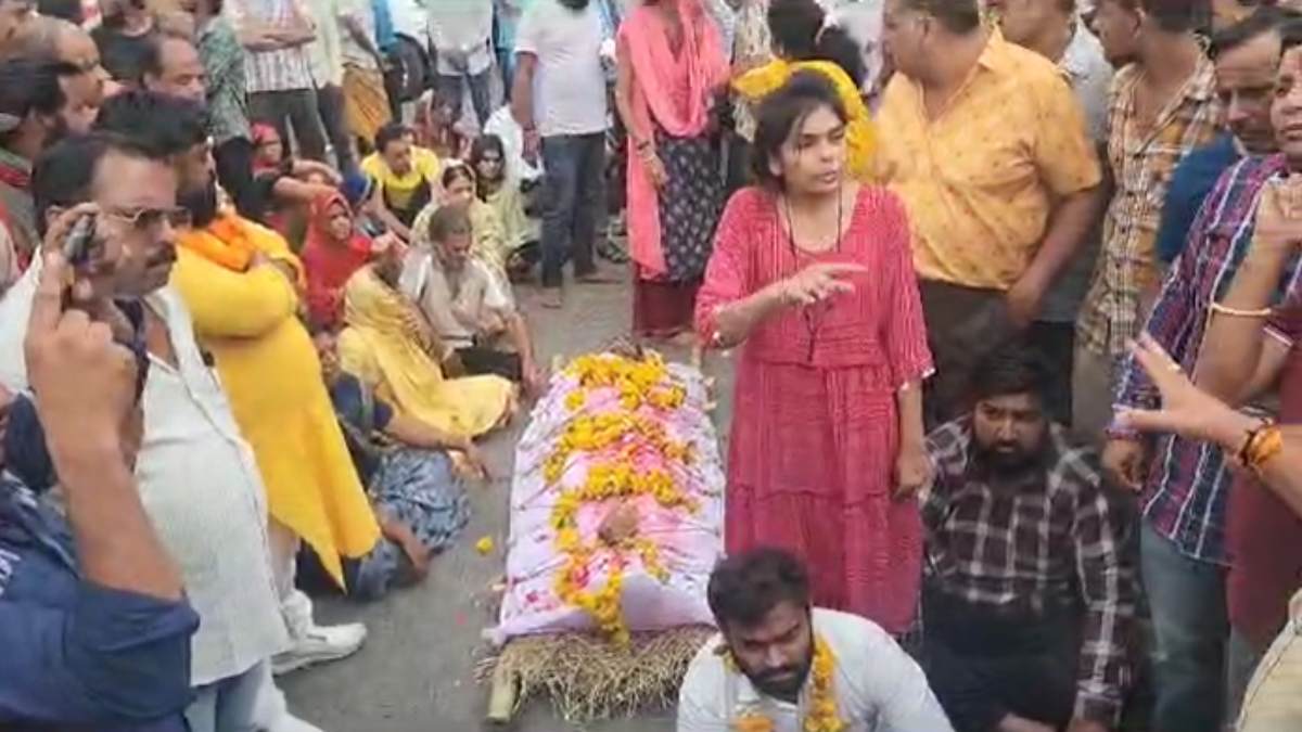 MP में 12वीं के छात्र की हत्या: परिजनों ने शव चौराहे पर रखकर किया प्रदर्शन, अपराधियों पर कार्रवाई की मांग