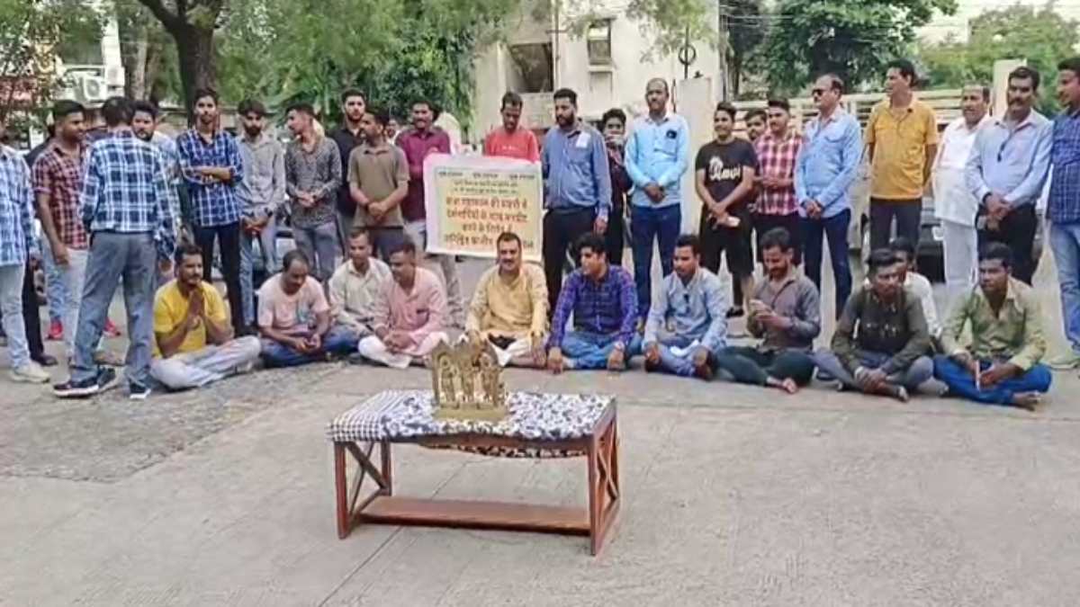 महाकाल की सवारी में श्रद्धालुओं से अभ्रदता: BJP नेताओं ने पुलिस कंट्रोल रूम में दिया धरना, SP ने भगवान राम-लक्ष्मण-सीता की प्रतिमा रखकर की पूजा