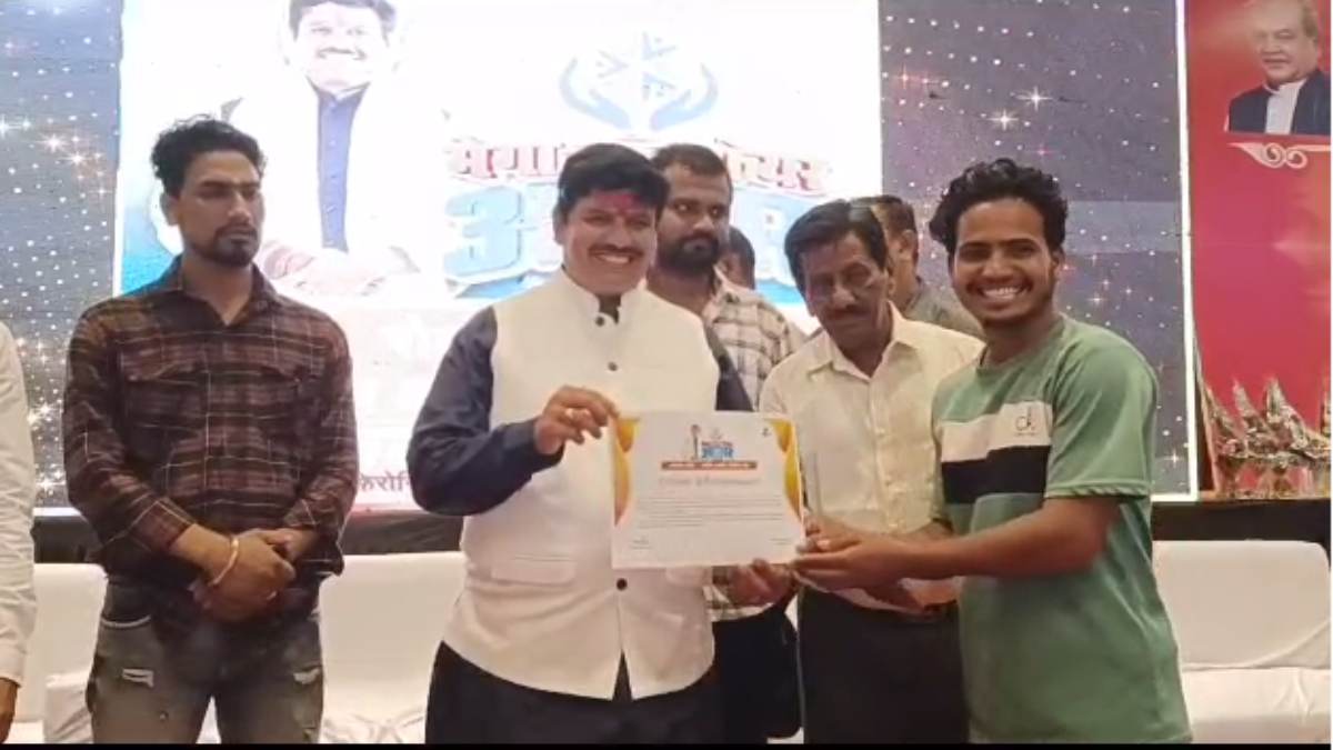 मेगा जॉब फेयर: 60 कंपनियों ने 1500 युवाओं को दी नौकरी, सांसद फिरोजिया ने ऑफर लेटर सौंपकर दी बधाई, बेरोजगारों के लिए ‘रोजगार लोक’ वेबसाइट भी लॉन्च की