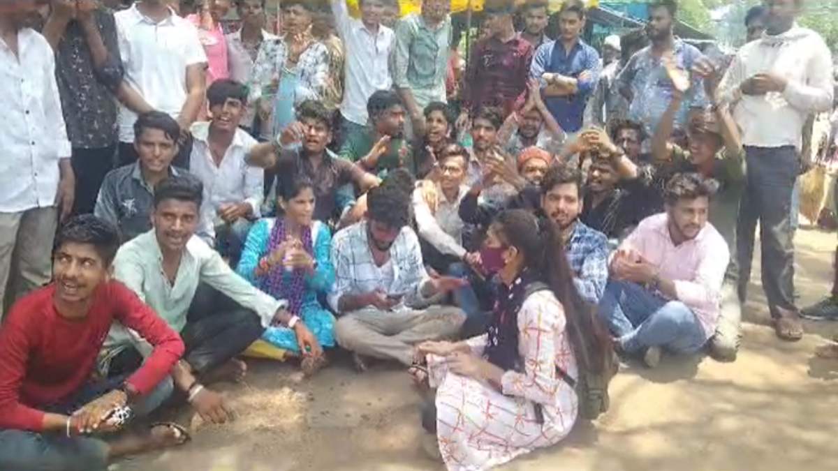 MP में SDM की निकाली शव यात्रा: ABVP ने कैंपस में ताला जड़कर की नारेबाजी, जानिए क्या है पूरा मामला ?