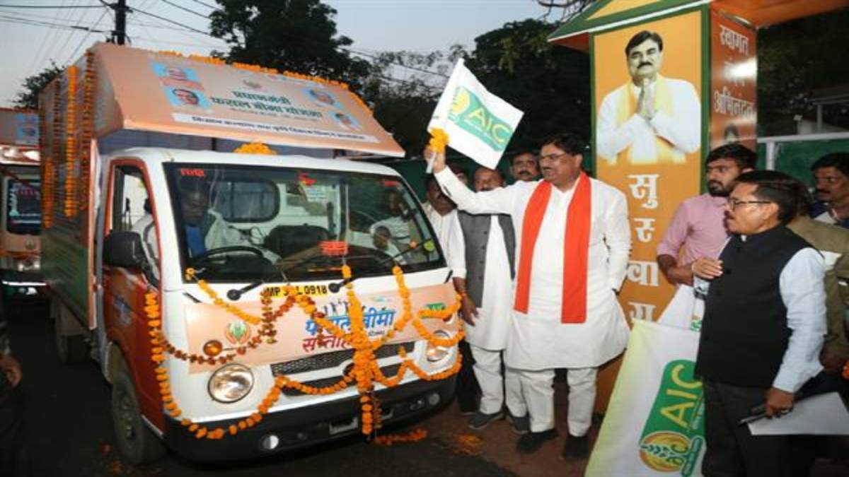 कृषि मंत्री कमल पटेल ने फसल बीमा रथों को दिखाई हरी झंडी: कांग्रेस पर कसा तंज, कहा- किसान फिर लाएंगे बीजेपी की सरकार