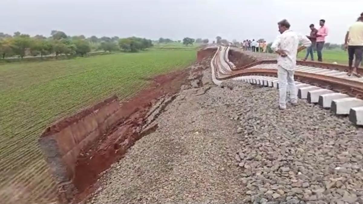 MP में रेलवे में भ्रष्टाचार: बारिश में बहा अकोला रेलवे लाइन का निर्माणधीन रेल ट्रैक, ट्रायल से पहले ही खुल गई पोल