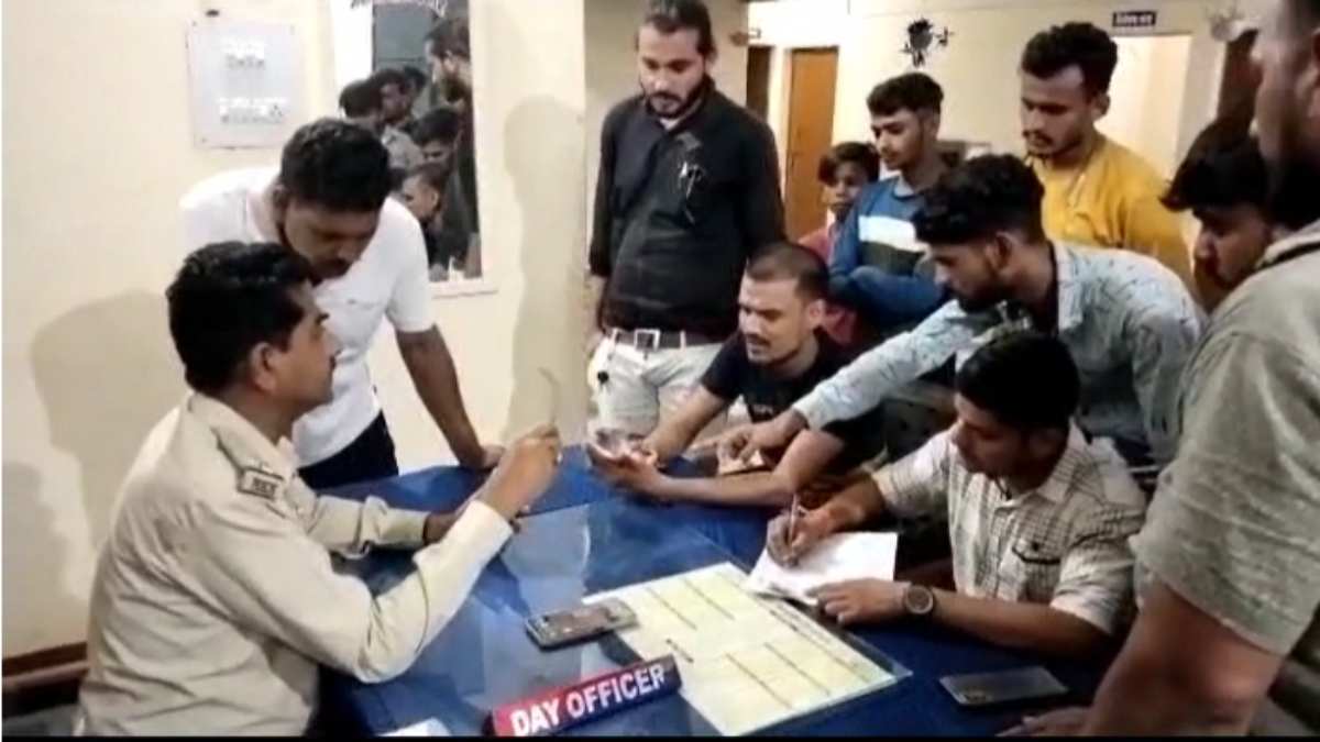 MP में सोशल मीडिया पर विवादित पोस्ट: हिंदू संगठन के कार्यकर्ताओं ने थाने का किया घेराव, अपराधियों पर कार्रवाई की मांग