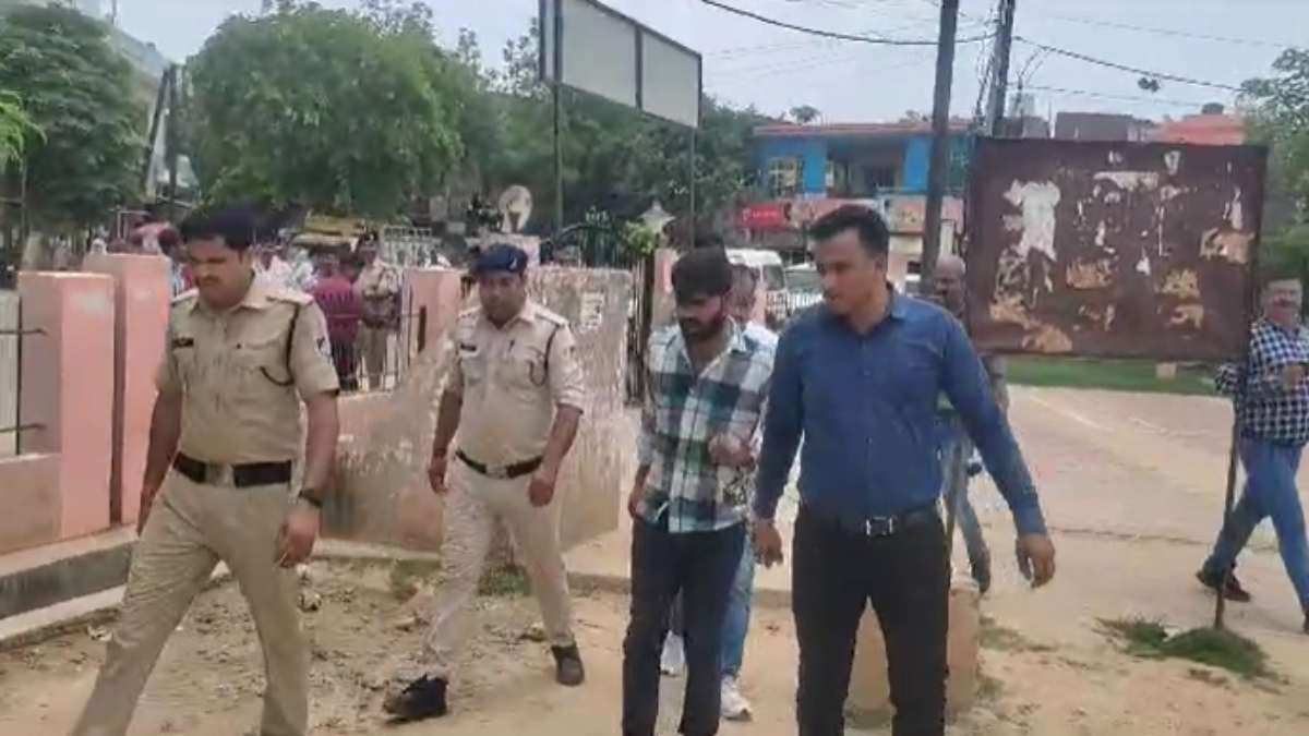 लड़की ने प्यार का प्रपोजल ठुकराया, तो लड़के ने की मारपीट: पुलिस ने उसी जगह से निकाला जुलूस, देखें VIDEO