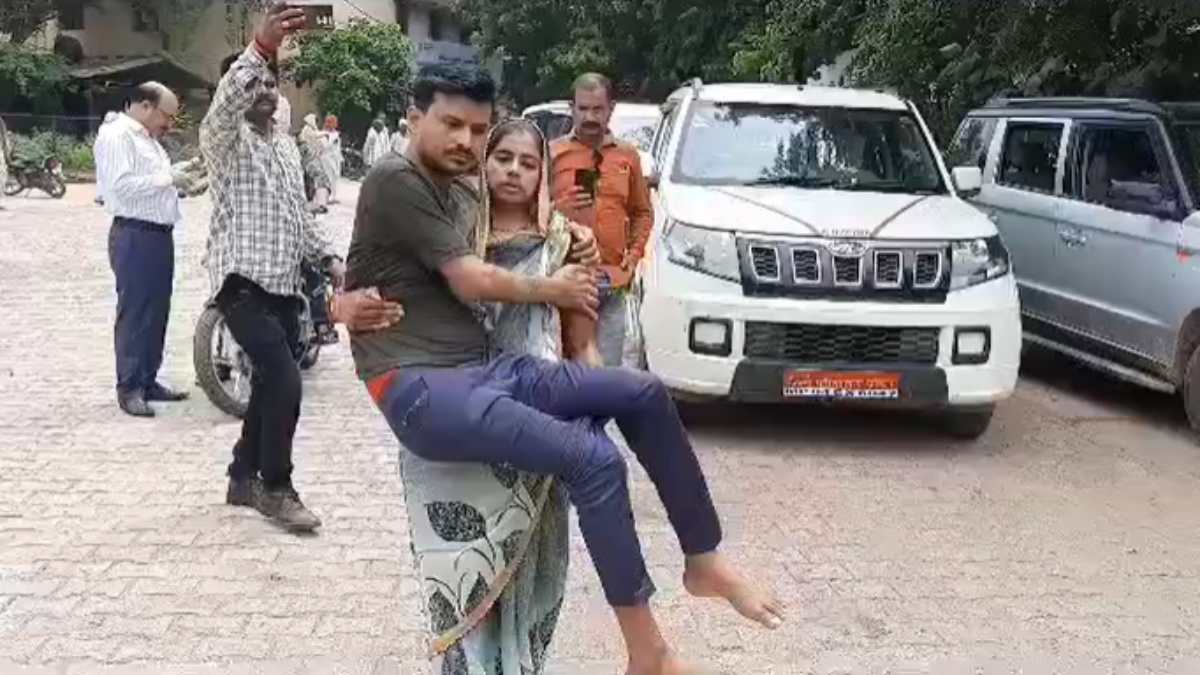 मैं ज्योति मौर्य नहीं! MP में अनुकंपा नियुक्ति के लिए दिव्यांग पति को गोद में लेकर दफ्तरों के चक्कर लगा रही पत्नी, अफसर नहीं दे रहे ध्यान, कुछ तो करो सरकार