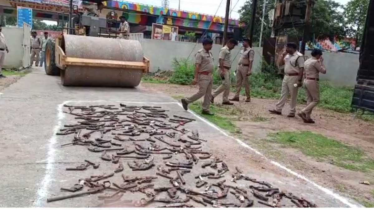 MP: एक हजार कट्टे, बंदूक और रिवॉल्वर पर पुलिस ने चलाया रोड रोलर, VIDEO वायरल