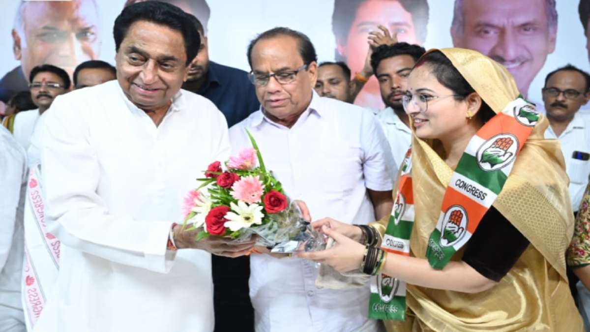 MP में जिला पंचायत उपाध्यक्ष, पति और उनके समर्थक कांग्रेस में शामिल: 500 वाहनों के काफिले के साथ पहुंचे भोपाल, कमलनाथ ने दिलाई सदस्यता