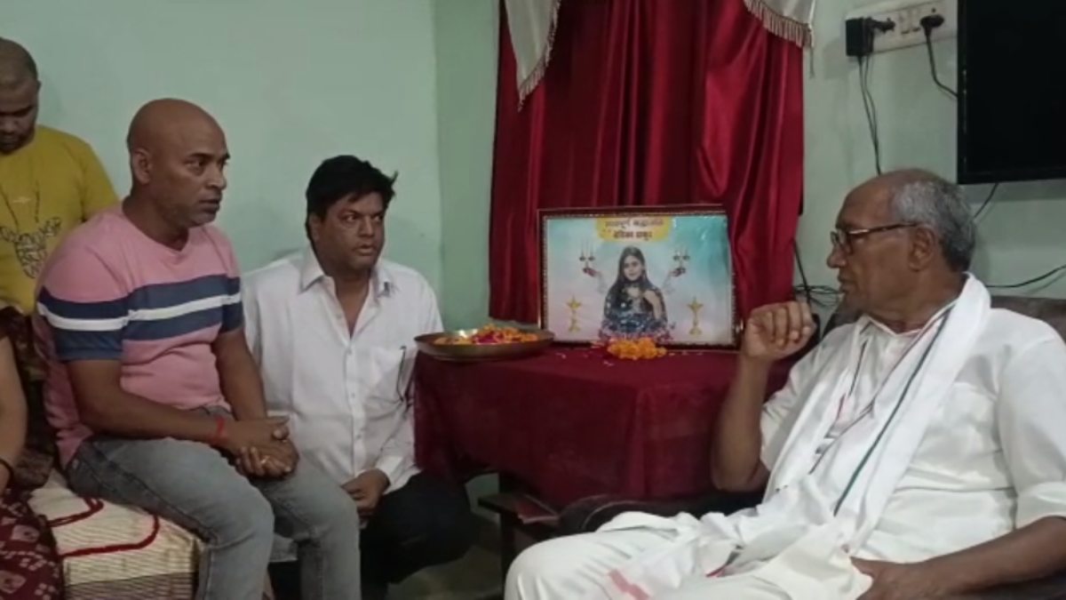 वेदिका ठाकुर के घर पहुंचे पूर्व सीएम: दिग्विजय बोले- सरेआम बीजेपी नेता ने मार दिया और पुलिस बचा रही, बुलडोजर वाली सरकार मकान गिराने की हिम्मत क्यों नहीं जुटा पा रही