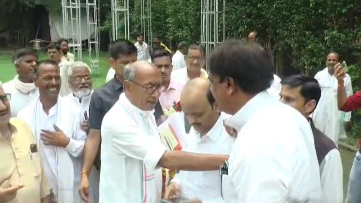‘राजा साहब जिंदाबाद’ का नारा सुनते ही भड़के दिग्विजय सिंह: पार्टी पदाधिकारी को लगाई फटकार, बोले- चलो बाहर निकलो जाओ, देखिए VIDEO