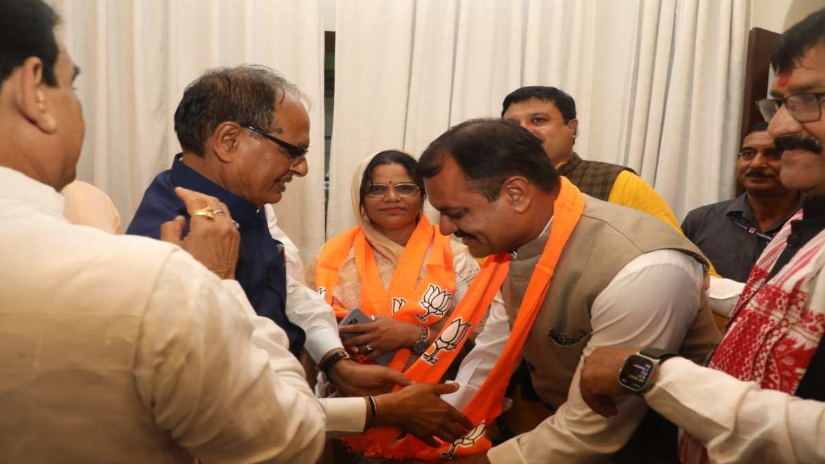 MP में चुनाव से पहले कांग्रेस को झटका: जिला पंचायत अध्यक्ष अपने समर्थकों के साथ बीजेपी में शामिल, CM ने दिलाई सदस्यता