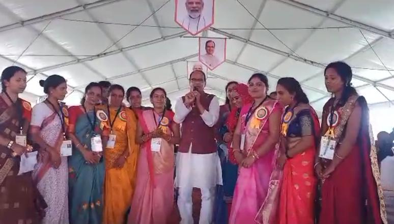 लाडली बहना सेना महासम्मेलन में शामिल हुए CM शिवराज, कहा- महिलाएं हर क्षेत्र में बढ़ें आगे