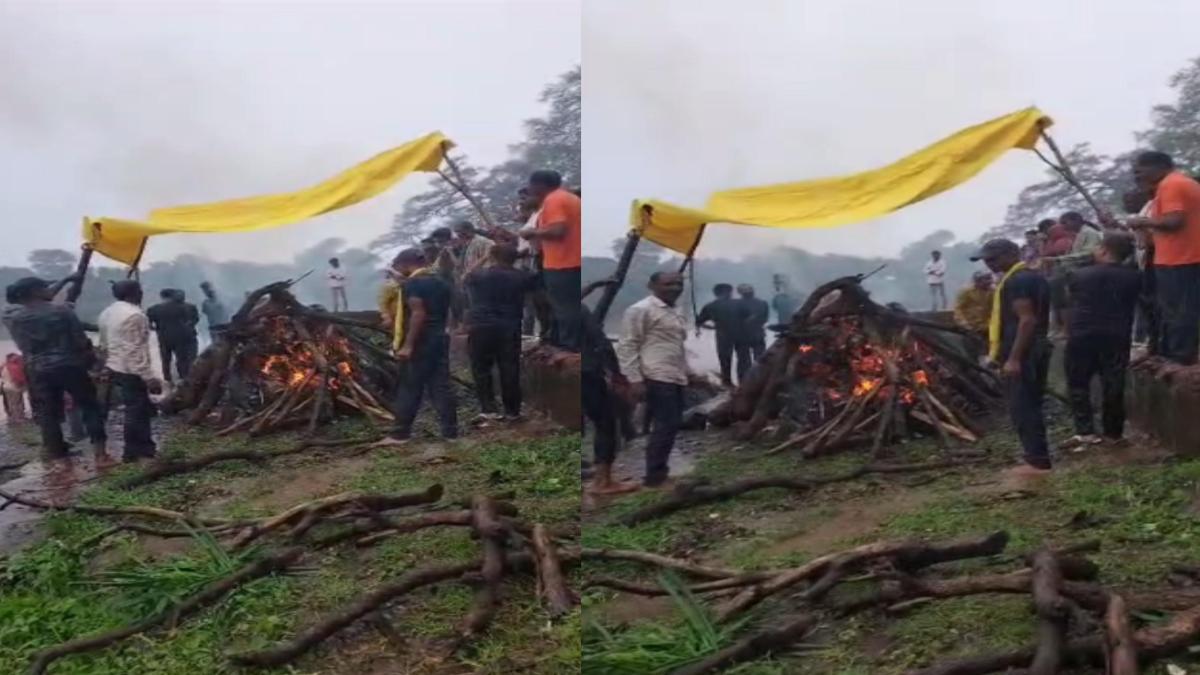 MP: पर्यटन नगरी में मुक्तिधाम न होने से तिरपाल लगाकर करना पड़ा अंतिम संस्कार, VIDEO वायरल