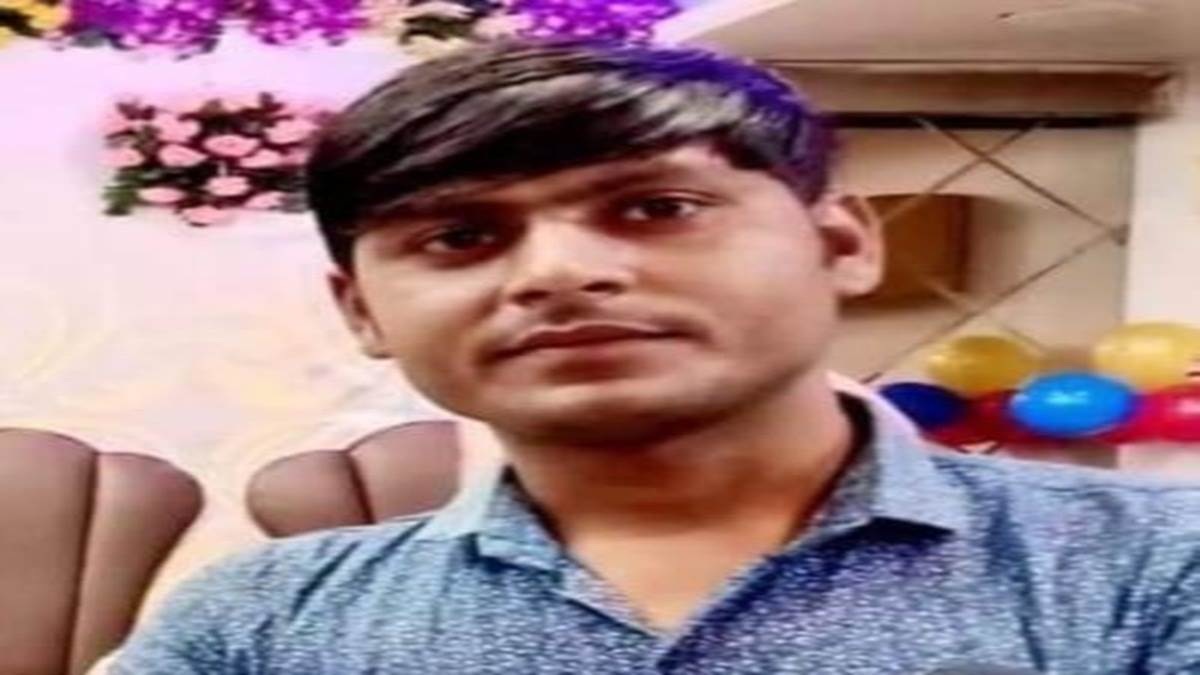पत्रकार अतुल राठौर के घर पहुंचे केंद्रीय मंत्री सिंधियाः बोले- अतुल की बेटी की शिक्षा का पूरा खर्च उठाएंगे