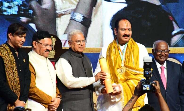 पंडित प्रदीप मिश्रा को मिला ‘चैंपियंस ऑफ चेंज मध्य प्रदेश’ अवार्ड: महाकाल की सवारी पर थूकने पर बोले- जो आप कर्म कर रहे हैं उसको भोगना पड़ेगा