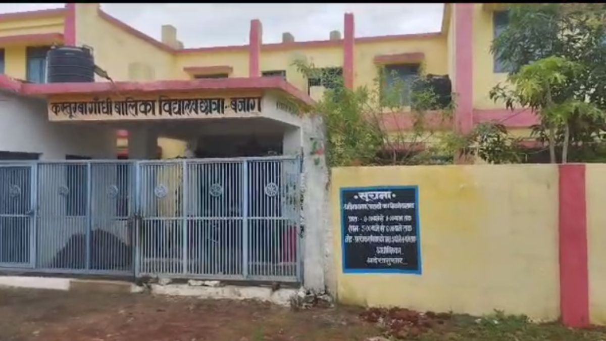 कस्तूरबा गांधी गर्ल्स हॉस्टल में शराब पार्टी: कलेक्टर ने अधीक्षिका और शिक्षक को किया सस्पेंड, प्रिंसिपल पर भी होगी कार्रवाई!