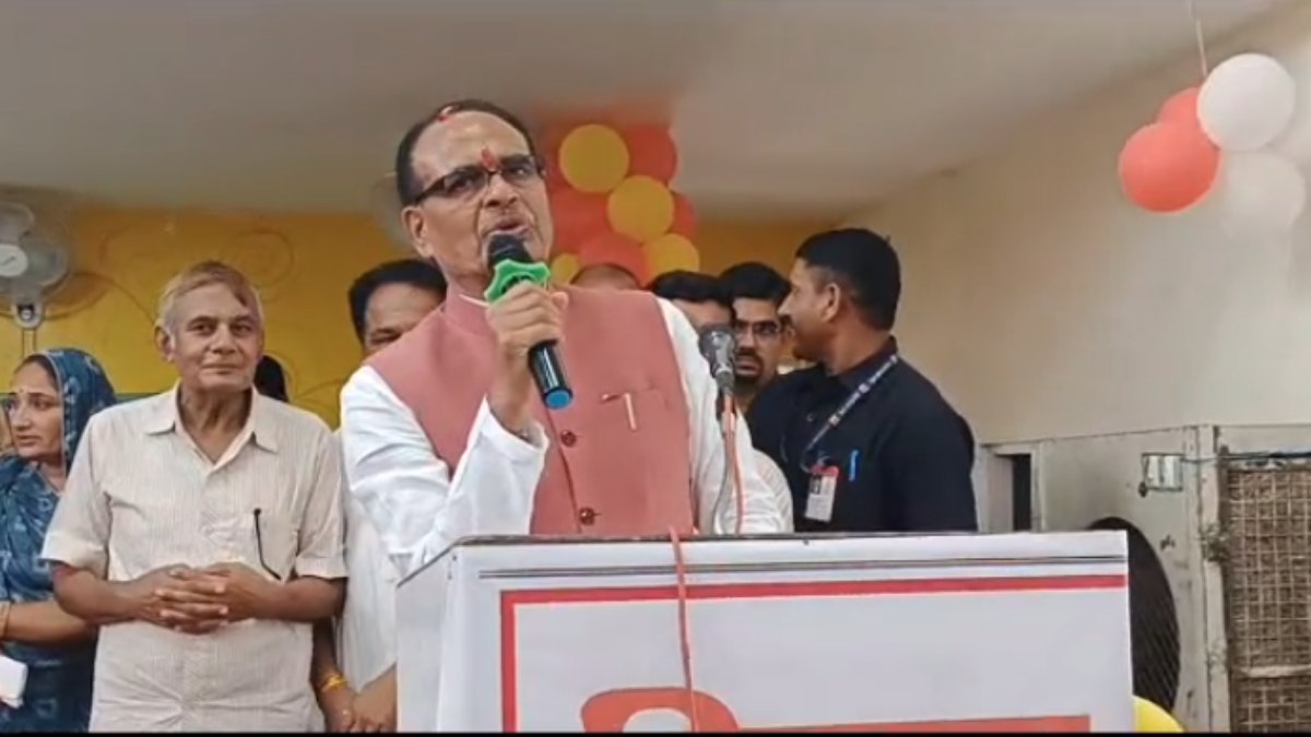 CM शिवराज ने दिव्यांगों को बांटे उपकरण: कहा- आप अकेले नहीं हैं, मैं हमेशा आपके साथ हूं, गोंड समाज के सम्मेलन में भी हुए शामिल, धर्मशाला का किया भूमि पूजन