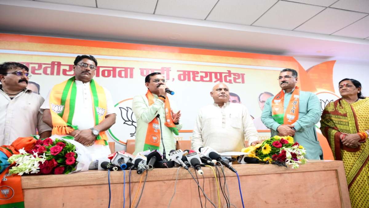 MP में कांग्रेस को फिर लगा झटका: कांग्रेस नेता अपने समर्थकों के साथ बीजेपी में शामिल, वीडी शर्मा ने दिलाई सदस्यता