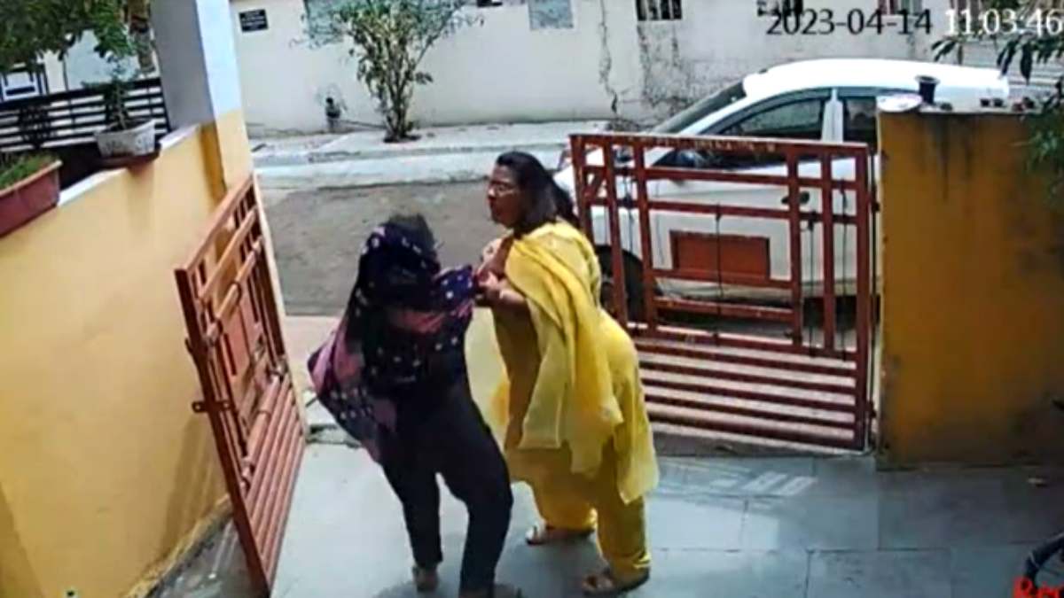 MP में बीजेपी नेत्री की गुंडागर्दी: पार्किंग को लेकर पड़ोसी महिला से की जमकर मारपीट, VIDEO वायरल