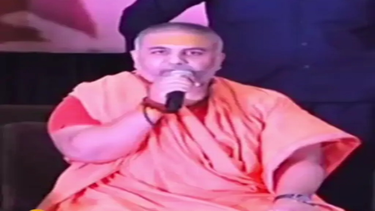 महामंडलेश्वर अतुलेशानंद के विवादास्पद बोल: कहा – महाकाल कॉरिडोर बनने से पहले हरे झंडे उतार कर भगवा झंडे टंग जाना चाहिए, मुस्लिम समाज ने SP से की शिकायत