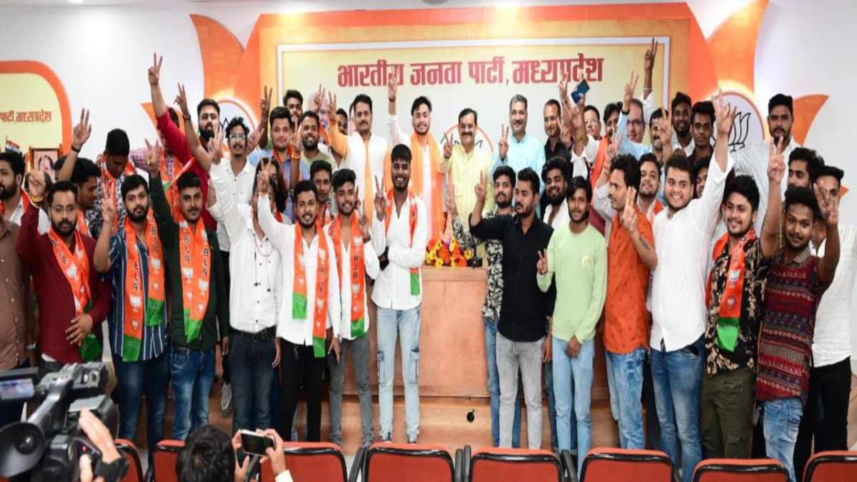 MP Politics: कांग्रेस के पूर्व मंत्री का भतीजा 100 से अधिक कार्यकर्ताओं के साथ बीजेपी में शामिल, प्रदेश अध्यक्ष और प्रदेश संगठन महामंत्री ने दिलाई सदस्यता