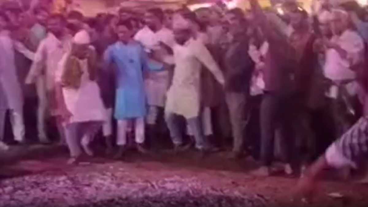 VIDEO: धधकते अंगारों में चलते और मातम मनाते लोग, आखिर क्या है माजरा ?