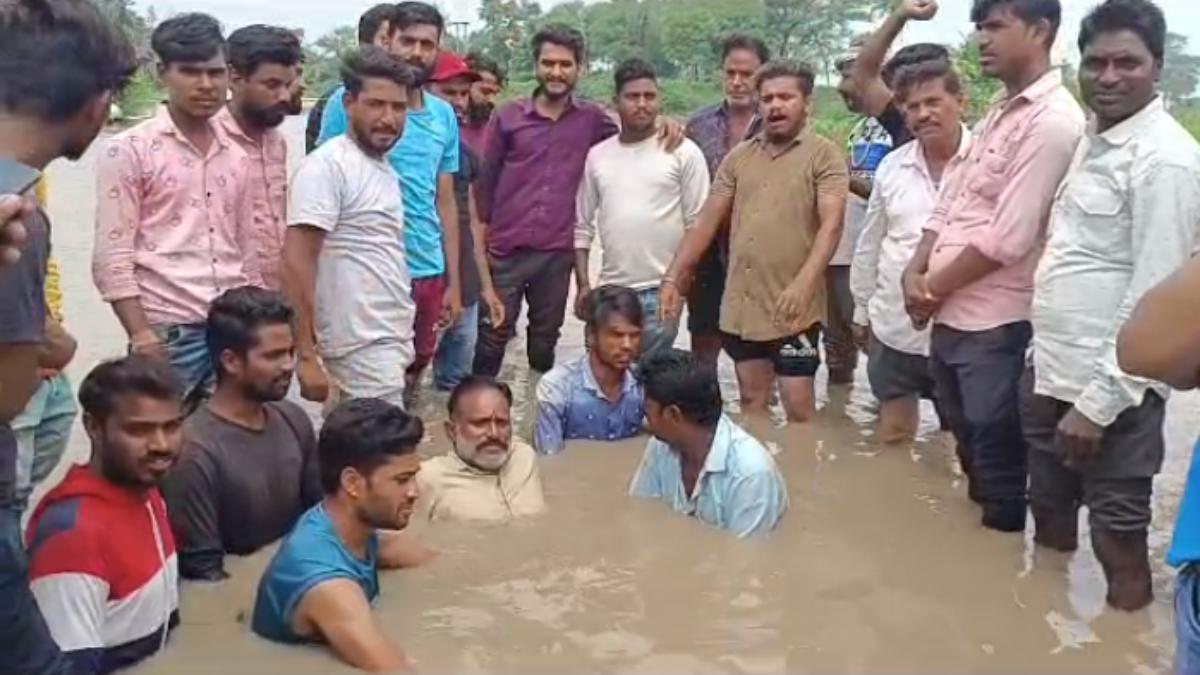 रतलाम में जल सत्याग्रह: बारिश के चलते रास्ता बंद होने से नाराज ग्रामीणों किया प्रदर्शन, घंटों अनशन पर बैठने के बाद भी नहीं पहुंचे अधिकारी