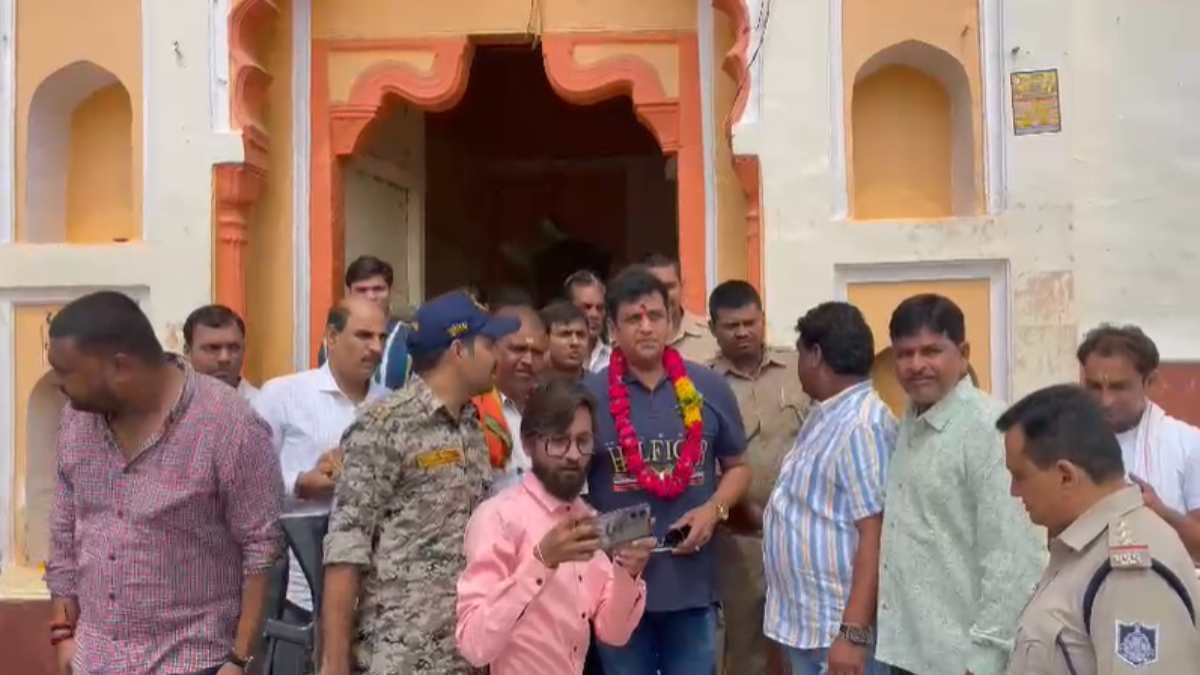 भोजपुरी अभिनेता और सांसद रवि किशन पहुंचे ओरछा: रामराजा सरकार के दरबार में टेका मत्था, बोले- पूरे भारत में रामराज्य चल रहा