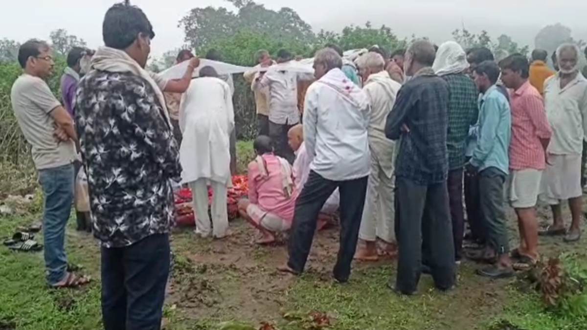 बदहाल श्मशान घाट VIDEO! तिरपाल लगाकर करना पड़ा अंतिम संस्कार, मुक्तिधाम में टीन शेड नहीं, पहुंच मार्ग में कीचड़ ही कीचड़