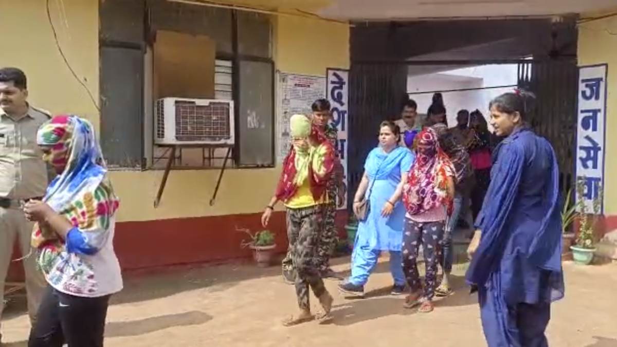 रेड लाइट एरिया में पुलिस की Raid: 4 ग्राहक और 7 युवतियों को किया गिरफ्तार, प्रतिबंध के बाद भी चल रहा था चकला घर