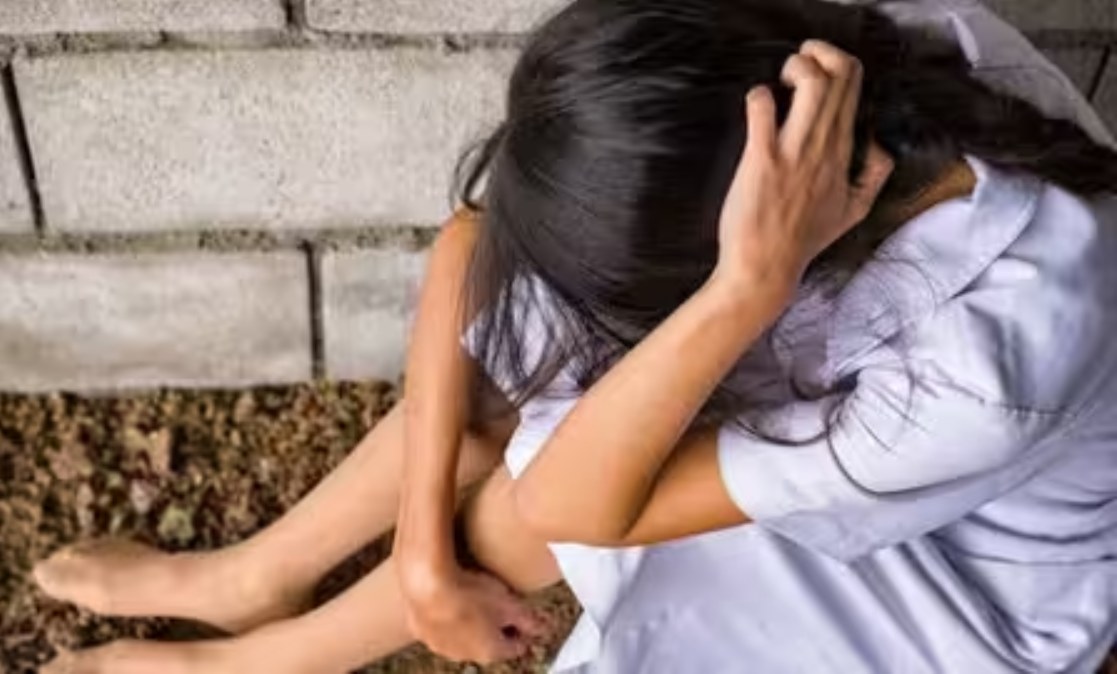 चाचा ने भतीजी से किया रेपः अर्धनग्न अवस्था में शहर की ओर भागी युवती, कॉलोनी में लोगों ने तन ढंकने दिया कपड़ा