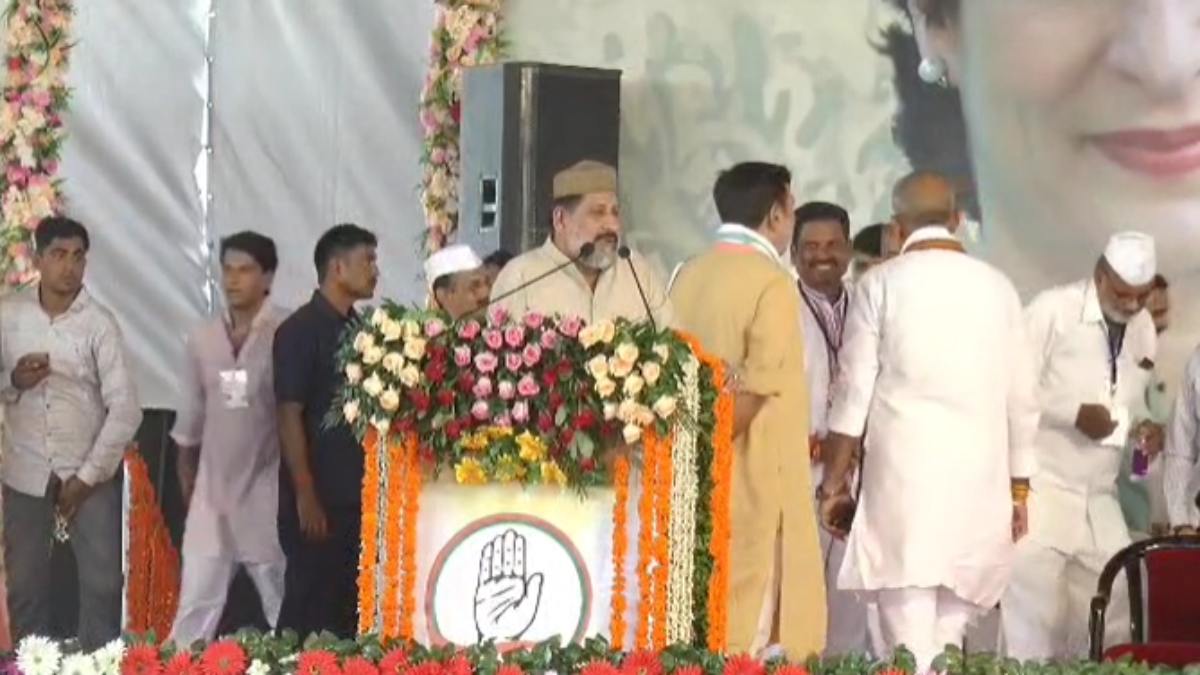 प्रियंका गांधी की सभा में कांग्रेस विधायक की फिसली जुबान: बोले- आज सही फैसले का वक्त, सबको मिलकर कांग्रेस को हराना है, VIDEO वायरल