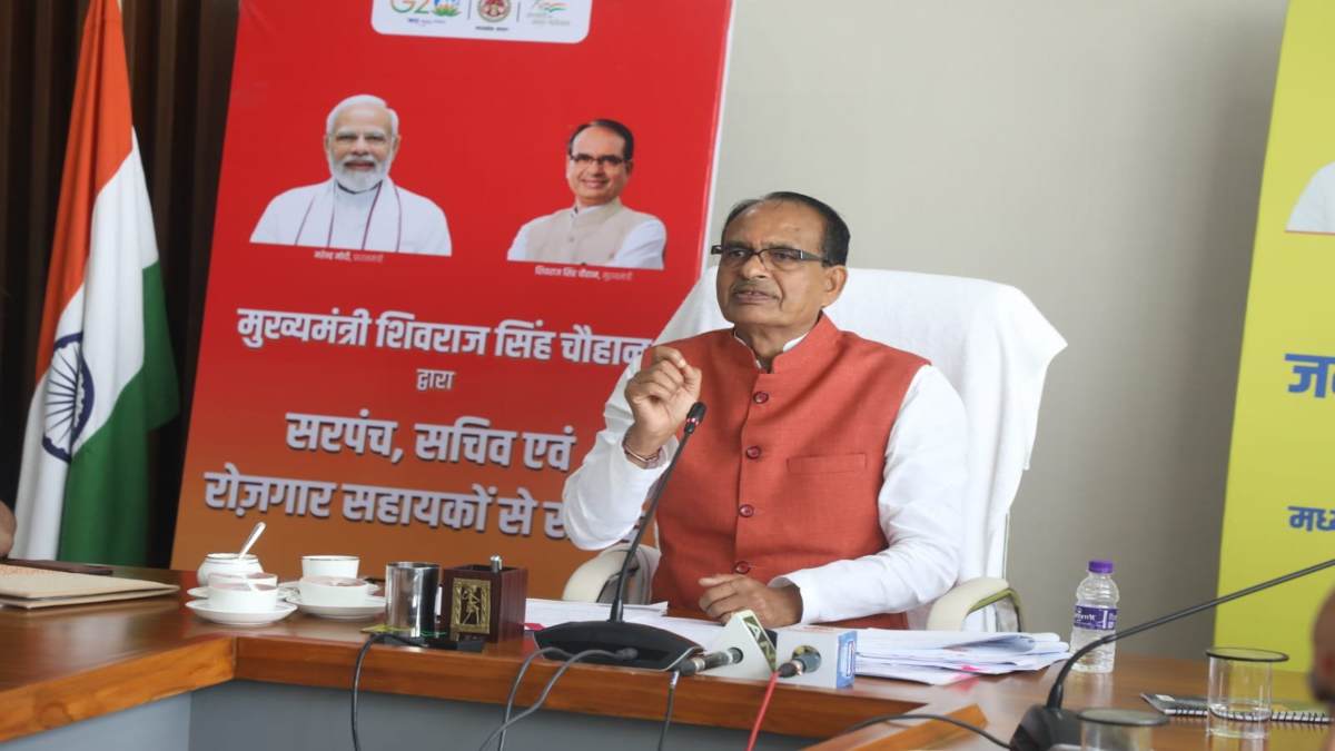MP में पंचायत पदाधिकारियों के मानदेय में तीन गुना होगी वृद्धि: CM शिवराज ने किया ऐलान, कहा- योजनाओं के बेहतर क्रियान्वयन से लोगों की जिंदगी आसान बनाएं