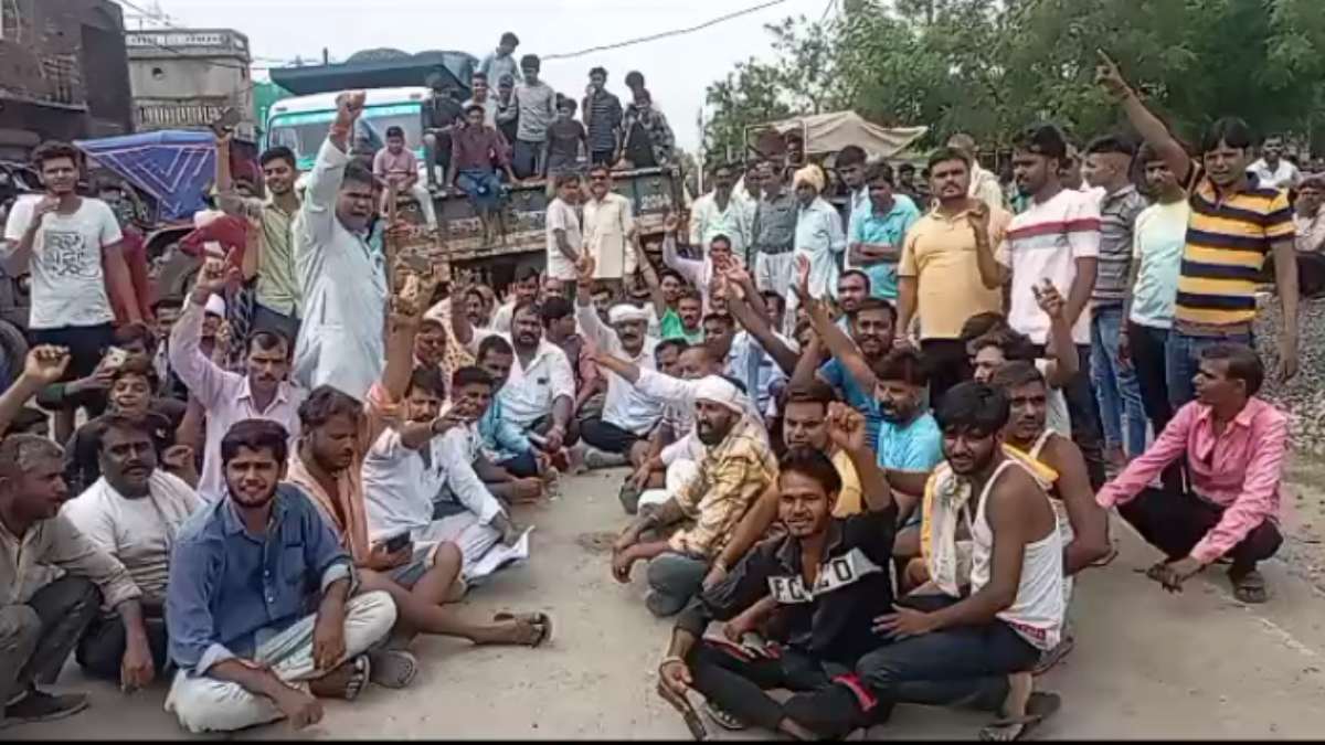 MP के श्योपुर में बिजली संकट: कटौती और लो वोल्टेज को लेकर किसानों ने सड़क पर लगाया जाम, खेतों में सिचाई नहीं कर पा रहे किसान, सूखने की कगार पर फसल