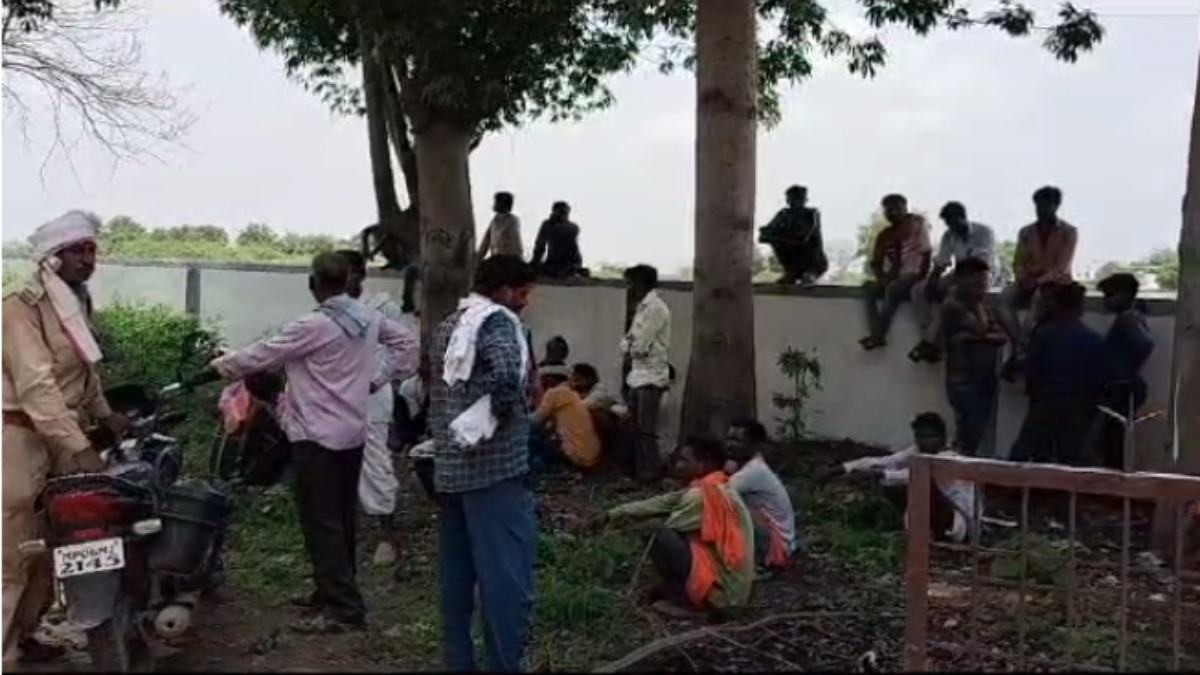 MP में लापरवाही ने ली जान! ट्रांसफार्मर पर चढ़कर डीपी उतार रहा था युवक, तभी करंट लगने से हो गई मौत, परिजनों ने लाइनमैन को पीटा