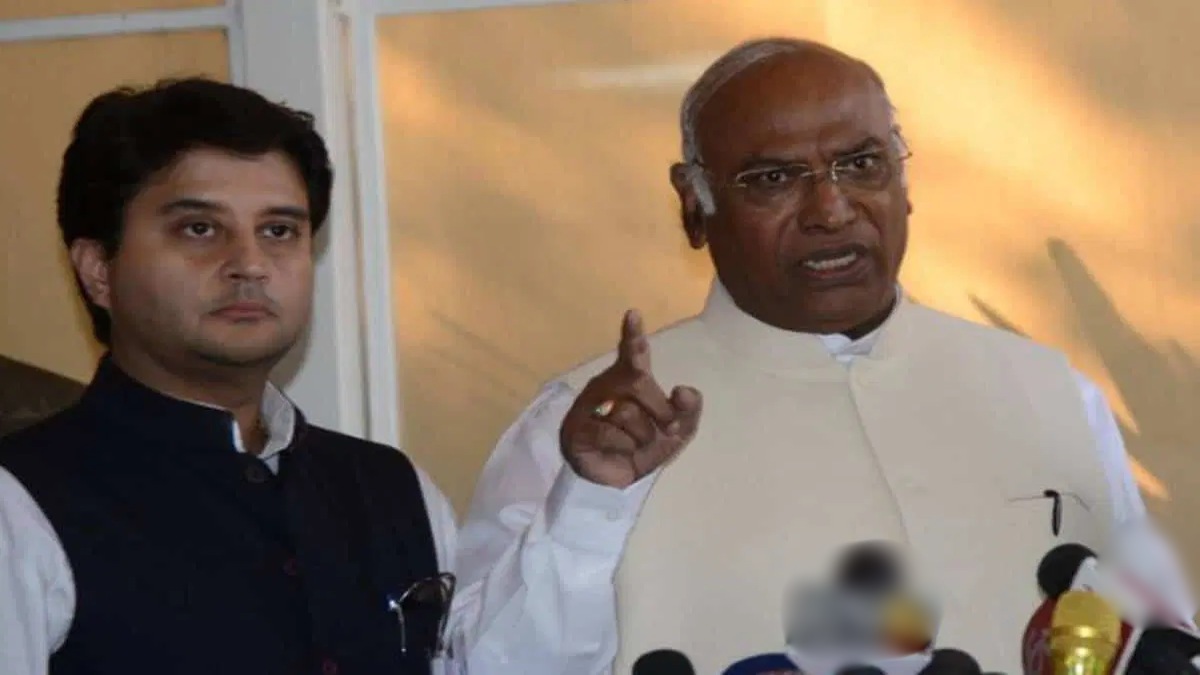 MP मैलाकांडः राष्ट्रीय अध्यक्ष खड़गे के ट्वीट पर सिंधिया ने किया पलटवार, लिखा- कांग्रेस राज्यों में क्या क्या नहीं हो रहा, अपने गिरेबान में झांके