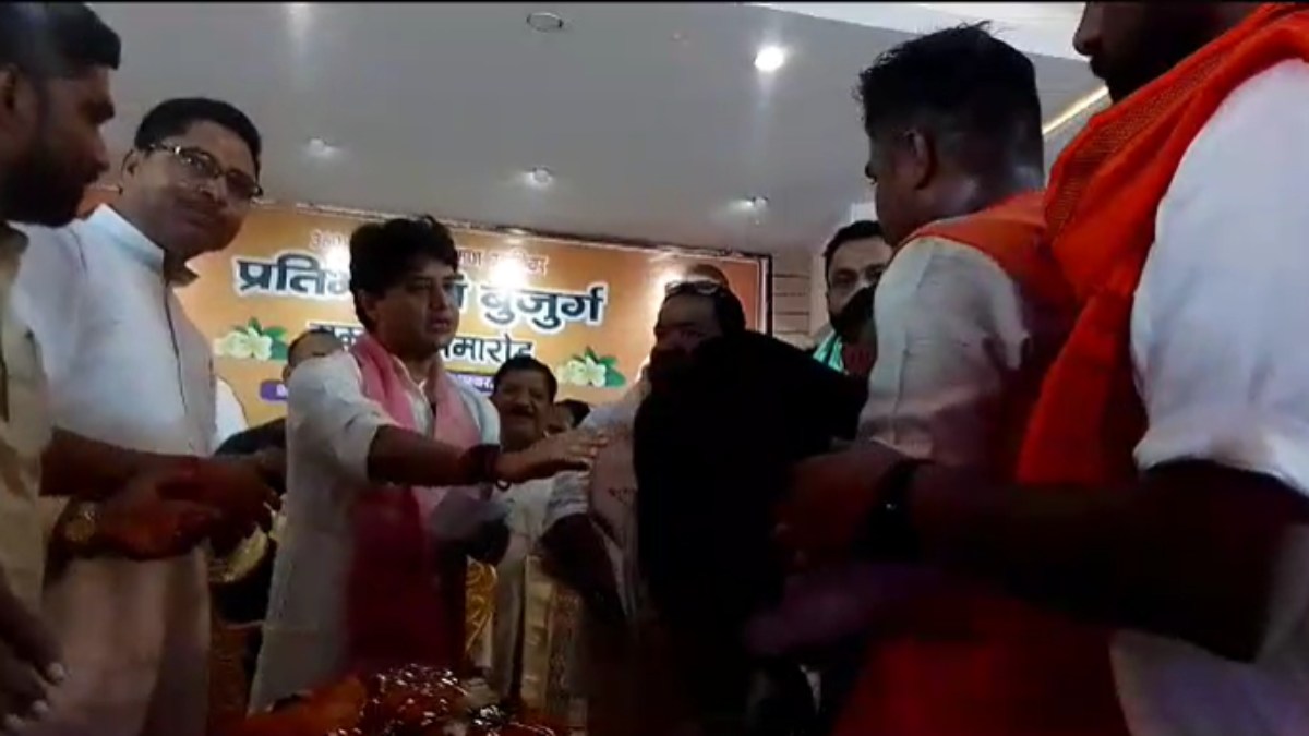 VIDEO: ज्योतिरादित्य सिंधिया को खटीक समाज ने भेंट किया जिंदा बकरा, बकरे को हाथ लगाकर उड्डयन मंत्री ने किया वापस